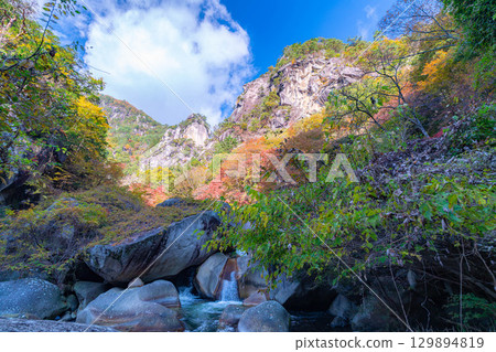 [紅葉素材]昇仙峽的象徵－覺園坊的紅葉【山梨縣】 129894819