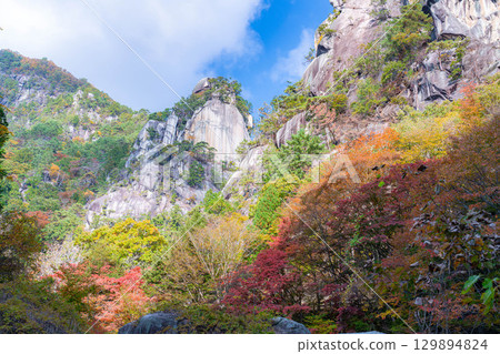 [紅葉素材]昇仙峽的象徵－覺園坊的紅葉【山梨縣】 129894824