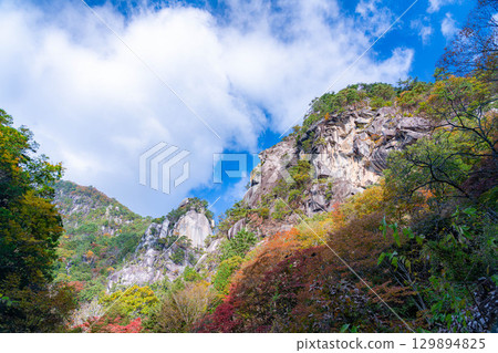 [紅葉素材]昇仙峽的象徵－覺園坊的紅葉【山梨縣】 129894825