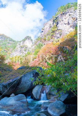 [紅葉素材]昇仙峽的象徵－覺園坊的紅葉【山梨縣】 129894826