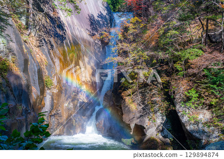 [Waterfall material] Shosenkyo Gorge in autumn, Sengataki waterfall and rainbow [Yamanashi Prefecture] 129894874
