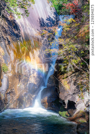 [Waterfall material] Shosenkyo Gorge in autumn, Sengataki waterfall and rainbow [Yamanashi Prefecture] 129894875