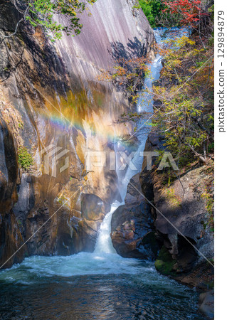 [瀑布素材]秋天的昇仙峽、仙賀瀑布和彩虹[山梨縣] 129894879