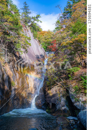 [瀑布素材]秋天的昇仙峽、仙賀瀑布和彩虹[山梨縣] 129894881