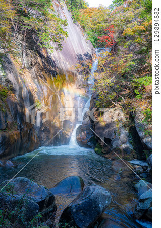 [Waterfall material] Shosenkyo Gorge in autumn, Sengataki waterfall and rainbow [Yamanashi Prefecture] 129894882