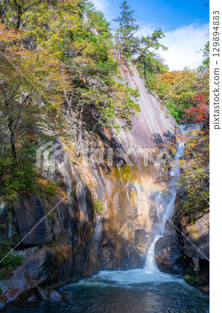[Waterfall material] Shosenkyo Gorge in autumn, Sengataki waterfall and rainbow [Yamanashi Prefecture] 129894883