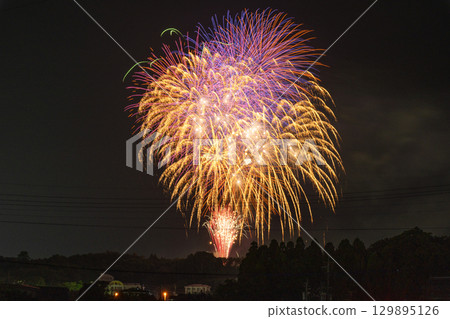 Beautiful colorful fireworks shining against the summer night sky (copy space) (Ozu Town, Kikuchi District, Kumamoto Prefecture) 129895126