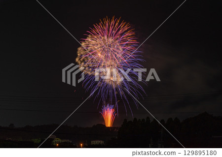 Beautiful colorful fireworks shining against the summer night sky (copy space) (Ozu Town, Kikuchi District, Kumamoto Prefecture) 129895180