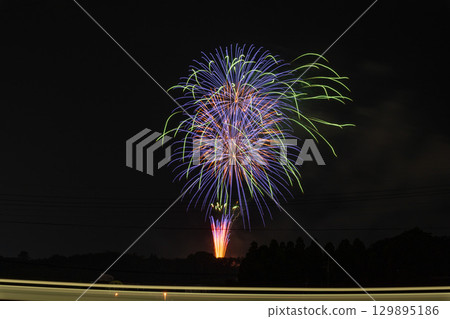 夏日夜空中閃耀的美麗多彩煙火(複製空間)(熊本縣菊池郡大洲町) 夏日夜空中閃耀的美麗多彩煙火(複製空間)(熊本縣菊池郡大洲町) 129895186