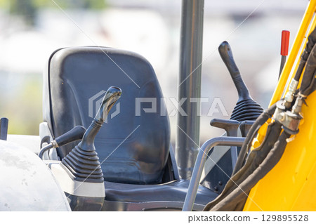 小型液壓挖土機的駕駛座 129895528