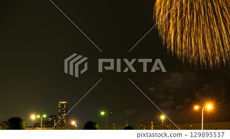 An artistic fireworks display against the beautiful night sky of the cityscape (Marina Town Seaside Park, Nishi Ward, Fukuoka City) 129895537