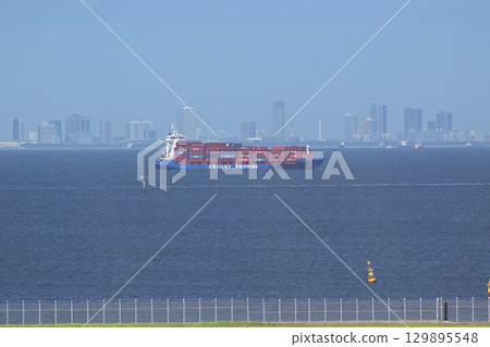 Container ship, from the observation deck of Haneda Airport Terminal 2 129895548
