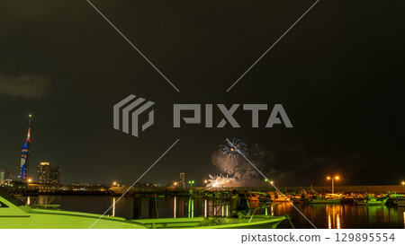 An artistic fireworks display against the beautiful night sky of the cityscape (Marina Town Seaside Park, Nishi Ward, Fukuoka City) An artistic fireworks display against the beautiful night sky of the cityscape (Marina Town Seaside Park, Nishi Ward, Fukuoka City) 129895554