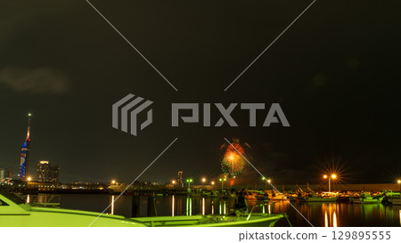 在美麗的城市夜空映襯下,藝術性的煙火盛會(福岡市西區濱海城海濱公園) 在美麗的城市夜空映襯下,藝術性的煙火盛會(福岡市西區濱海城海濱公園) 129895555