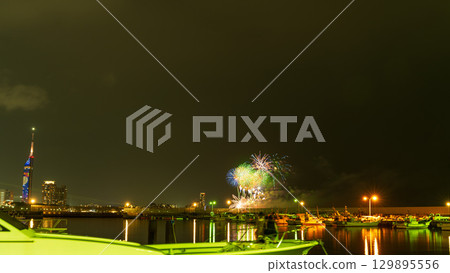 在美麗的城市夜空映襯下,藝術性的煙火盛會(福岡市西區濱海城海濱公園) 在美麗的城市夜空映襯下,藝術性的煙火盛會(福岡市西區濱海城海濱公園) 129895556