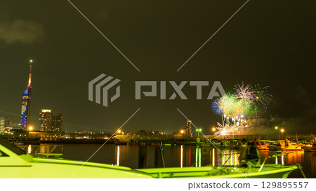 在美麗的城市夜空映襯下，藝術性的煙火盛會（福岡市西區濱海城海濱公園） 129895557