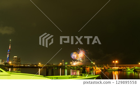 在美麗的城市夜空映襯下,藝術性的煙火盛會(福岡市西區濱海城海濱公園) 在美麗的城市夜空映襯下,藝術性的煙火盛會(福岡市西區濱海城海濱公園) 129895558