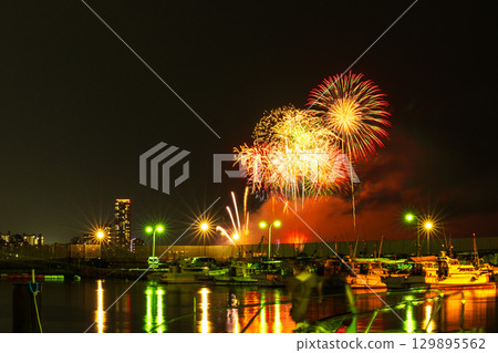 An artistic fireworks display against the beautiful night sky of the cityscape (Marina Town Seaside Park, Nishi Ward, Fukuoka City) 129895562