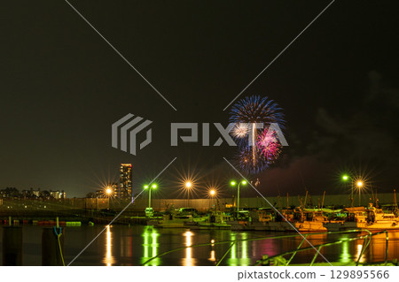 在美麗的城市夜空映襯下,藝術性的煙火盛會(福岡市西區濱海城海濱公園) 在美麗的城市夜空映襯下,藝術性的煙火盛會(福岡市西區濱海城海濱公園) 129895566