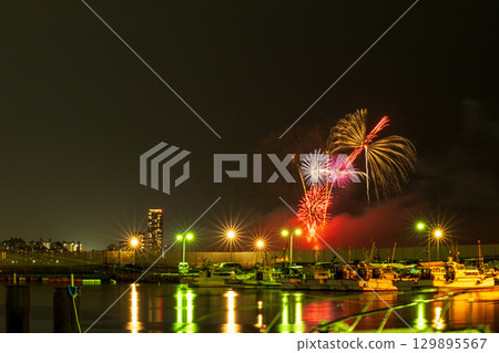 在美麗的城市夜空映襯下,藝術性的煙火盛會(福岡市西區濱海城海濱公園) 在美麗的城市夜空映襯下,藝術性的煙火盛會(福岡市西區濱海城海濱公園) 129895567