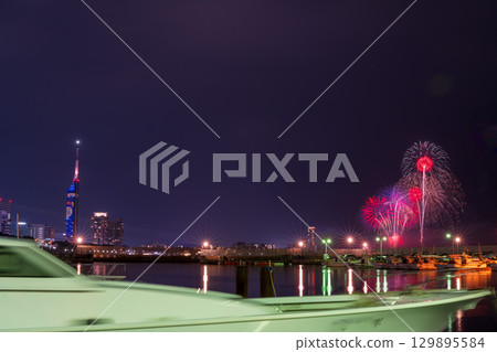 An artistic fireworks display against the beautiful night sky of the cityscape (Marina Town Seaside Park, Nishi Ward, Fukuoka City) An artistic fireworks display against the beautiful night sky of the cityscape (Marina Town Seaside Park, Nishi Ward, Fukuoka City) 129895584