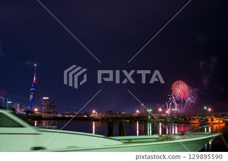 在美麗的城市夜空映襯下,藝術性的煙火盛會(福岡市西區濱海城海濱公園) 在美麗的城市夜空映襯下,藝術性的煙火盛會(福岡市西區濱海城海濱公園) 129895590