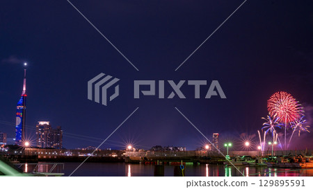 在美麗的城市夜空映襯下,藝術性的煙火盛會(福岡市西區濱海城海濱公園) 在美麗的城市夜空映襯下,藝術性的煙火盛會(福岡市西區濱海城海濱公園) 129895591