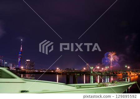 在美麗的城市夜空映襯下,藝術性的煙火盛會(福岡市西區濱海城海濱公園) 在美麗的城市夜空映襯下,藝術性的煙火盛會(福岡市西區濱海城海濱公園) 129895592