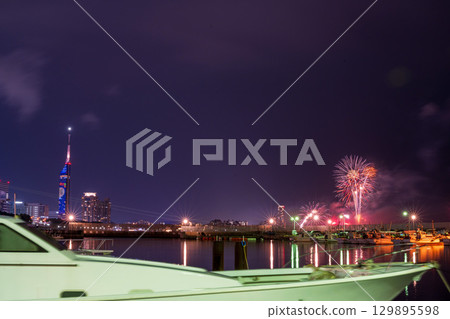 An artistic fireworks display against the beautiful night sky of the cityscape (Marina Town Seaside Park, Nishi Ward, Fukuoka City) An artistic fireworks display against the beautiful night sky of the cityscape (Marina Town Seaside Park, Nishi Ward, Fukuoka City) 129895598