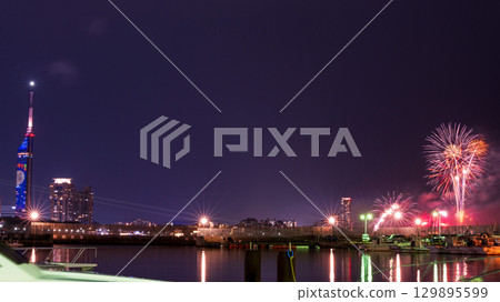 An artistic fireworks display against the beautiful night sky of the cityscape (Marina Town Seaside Park, Nishi Ward, Fukuoka City) An artistic fireworks display against the beautiful night sky of the cityscape (Marina Town Seaside Park, Nishi Ward, Fukuoka City) 129895599