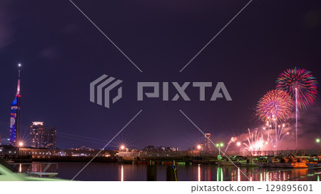 An artistic fireworks display against the beautiful night sky of the cityscape (Marina Town Seaside Park, Nishi Ward, Fukuoka City) An artistic fireworks display against the beautiful night sky of the cityscape (Marina Town Seaside Park, Nishi Ward, Fukuoka City) 129895601