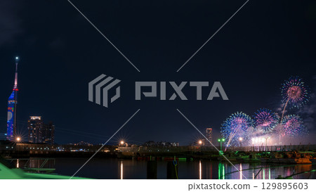 An artistic fireworks display against the beautiful night sky of the cityscape (Marina Town Seaside Park, Nishi Ward, Fukuoka City) An artistic fireworks display against the beautiful night sky of the cityscape (Marina Town Seaside Park, Nishi Ward, Fukuoka City) 129895603