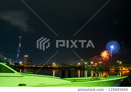 在美麗的城市夜空映襯下，藝術性的煙火盛會（福岡市西區濱海城海濱公園） 129895604