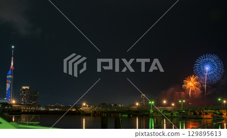 An artistic fireworks display against the beautiful night sky of the cityscape (Marina Town Seaside Park, Nishi Ward, Fukuoka City) An artistic fireworks display against the beautiful night sky of the cityscape (Marina Town Seaside Park, Nishi Ward, Fukuoka City) 129895613