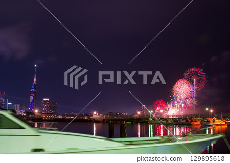 在美麗的城市夜空映襯下,藝術性的煙火盛會(福岡市西區濱海城海濱公園) 在美麗的城市夜空映襯下,藝術性的煙火盛會(福岡市西區濱海城海濱公園) 129895618