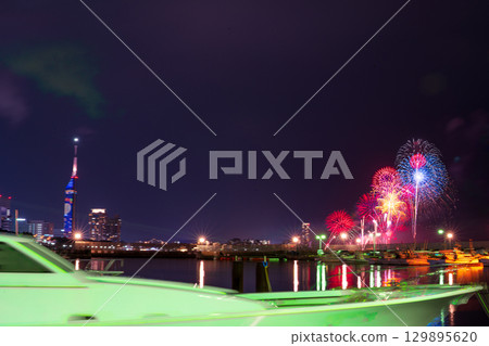 An artistic fireworks display against the beautiful night sky of the cityscape (Marina Town Seaside Park, Nishi Ward, Fukuoka City) 129895620