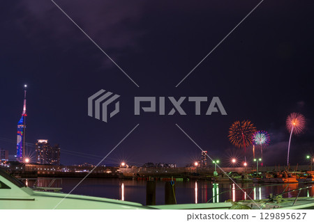 An artistic fireworks display against the beautiful night sky of the cityscape (Marina Town Seaside Park, Nishi Ward, Fukuoka City) An artistic fireworks display against the beautiful night sky of the cityscape (Marina Town Seaside Park, Nishi Ward, Fukuoka City) 129895627