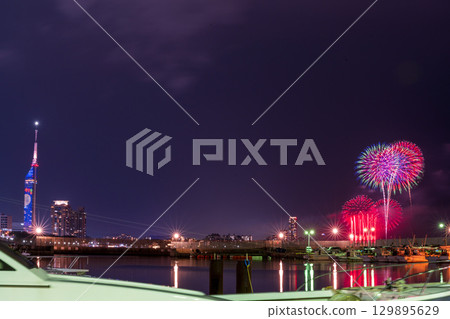 An artistic fireworks display against the beautiful night sky of the cityscape (Marina Town Seaside Park, Nishi Ward, Fukuoka City) An artistic fireworks display against the beautiful night sky of the cityscape (Marina Town Seaside Park, Nishi Ward, Fukuoka City) 129895629