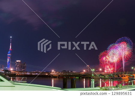 An artistic fireworks display against the beautiful night sky of the cityscape (Marina Town Seaside Park, Nishi Ward, Fukuoka City) An artistic fireworks display against the beautiful night sky of the cityscape (Marina Town Seaside Park, Nishi Ward, Fukuoka City) 129895631