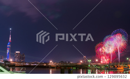 An artistic fireworks display against the beautiful night sky of the cityscape (Marina Town Seaside Park, Nishi Ward, Fukuoka City) An artistic fireworks display against the beautiful night sky of the cityscape (Marina Town Seaside Park, Nishi Ward, Fukuoka City) 129895632