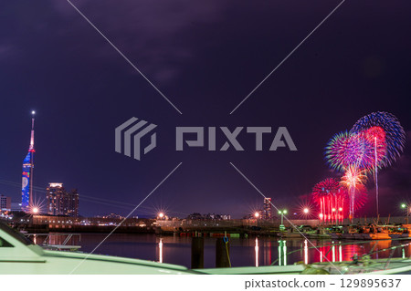 An artistic fireworks display against the beautiful night sky of the cityscape (Marina Town Seaside Park, Nishi Ward, Fukuoka City) 129895637