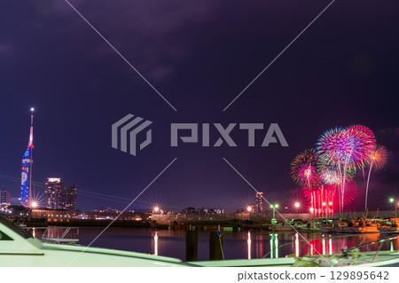 An artistic fireworks display against the beautiful night sky of the cityscape (Marina Town Seaside Park, Nishi Ward, Fukuoka City) An artistic fireworks display against the beautiful night sky of the cityscape (Marina Town Seaside Park, Nishi Ward, Fukuoka City) 129895642