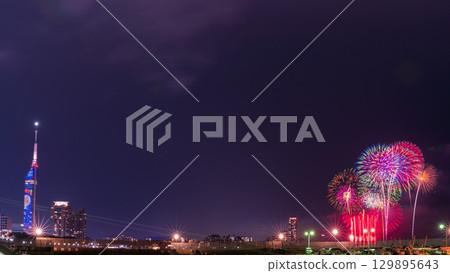 An artistic fireworks display against the beautiful night sky of the cityscape (Marina Town Seaside Park, Nishi Ward, Fukuoka City) An artistic fireworks display against the beautiful night sky of the cityscape (Marina Town Seaside Park, Nishi Ward, Fukuoka City) 129895643