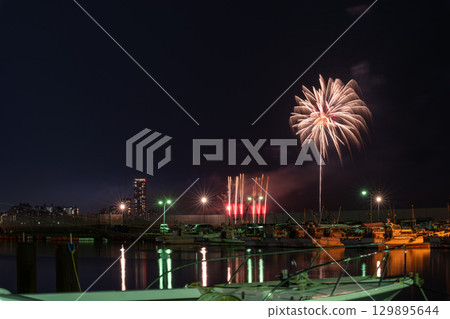 An artistic fireworks display against the beautiful night sky of the cityscape (Marina Town Seaside Park, Nishi Ward, Fukuoka City) An artistic fireworks display against the beautiful night sky of the cityscape (Marina Town Seaside Park, Nishi Ward, Fukuoka City) 129895644
