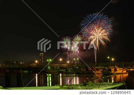 在美麗的城市夜空映襯下,藝術性的煙火盛會(福岡市西區濱海城海濱公園) 在美麗的城市夜空映襯下,藝術性的煙火盛會(福岡市西區濱海城海濱公園) 129895645