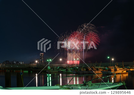 An artistic fireworks display against the beautiful night sky of the cityscape (Marina Town Seaside Park, Nishi Ward, Fukuoka City) An artistic fireworks display against the beautiful night sky of the cityscape (Marina Town Seaside Park, Nishi Ward, Fukuoka City) 129895646