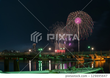 An artistic fireworks display against the beautiful night sky of the cityscape (Marina Town Seaside Park, Nishi Ward, Fukuoka City) An artistic fireworks display against the beautiful night sky of the cityscape (Marina Town Seaside Park, Nishi Ward, Fukuoka City) 129895647