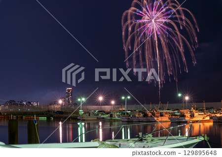 An artistic fireworks display against the beautiful night sky of the cityscape (Marina Town Seaside Park, Nishi Ward, Fukuoka City) An artistic fireworks display against the beautiful night sky of the cityscape (Marina Town Seaside Park, Nishi Ward, Fukuoka City) 129895648