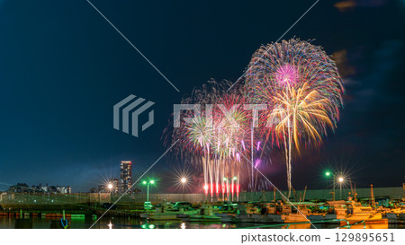 An artistic fireworks display against the beautiful night sky of the cityscape (Marina Town Seaside Park, Nishi Ward, Fukuoka City) An artistic fireworks display against the beautiful night sky of the cityscape (Marina Town Seaside Park, Nishi Ward, Fukuoka City) 129895651