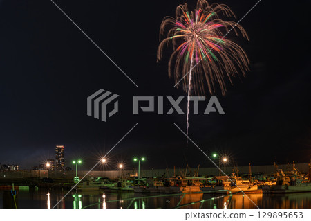 An artistic fireworks display against the beautiful night sky of the cityscape (Marina Town Seaside Park, Nishi Ward, Fukuoka City) 129895653